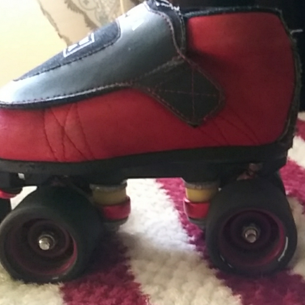 Cod red VLNA skates size 4